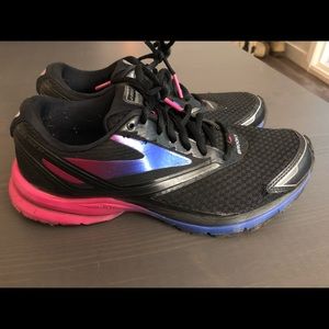 7.5 Medium (B) Brooks running shoe